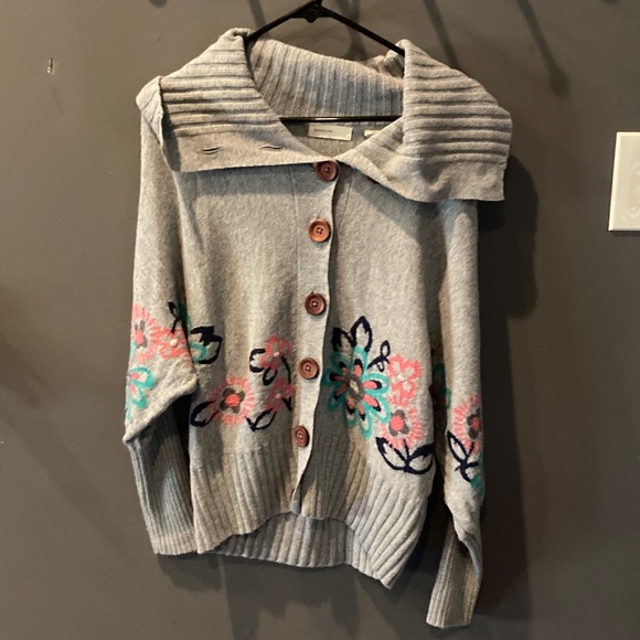Anthropologie Sweaters - Anthropologie beautiful gray floral sweater with button detail size small EUC